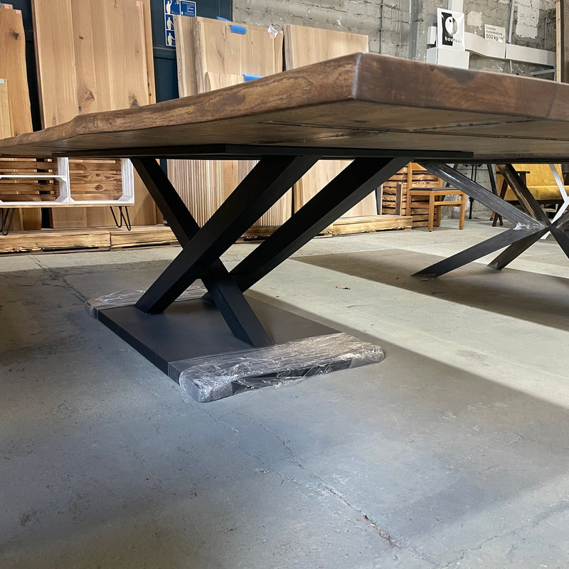 (Ausstellungsstück) Massivholz Tisch | Tischplatte: 350x150x4cm | Holzart: Eiche | Art Baumkante: natürliche Baumkante  | Finish: Coffee Oil | Code: VK-G20 | Standort: Vintique Berlin Köpenick