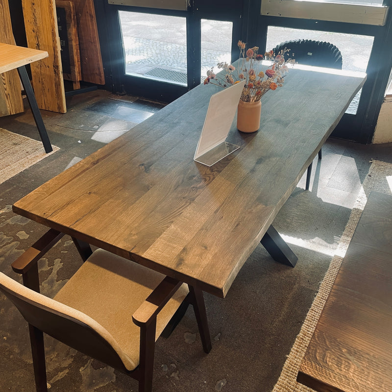 Dunkel gebeizte Eichen-Tischplatten mit natürlicher Baumkante: Maßgeschneiderte Unikate von 50cm bis 400cm Länge | Variante: "Gebeizt & Worktop Oil"