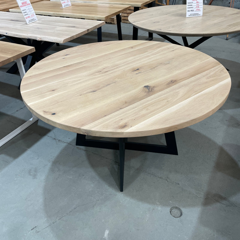 Massivholz Tisch | Tischplatte: 140x4cm | Holzart: Eiche | Art Baumkante: gerade (abgerundet)  | Finish: Skogen| Code: VK-G04 | Standort: Vintique Berlin Köpenick