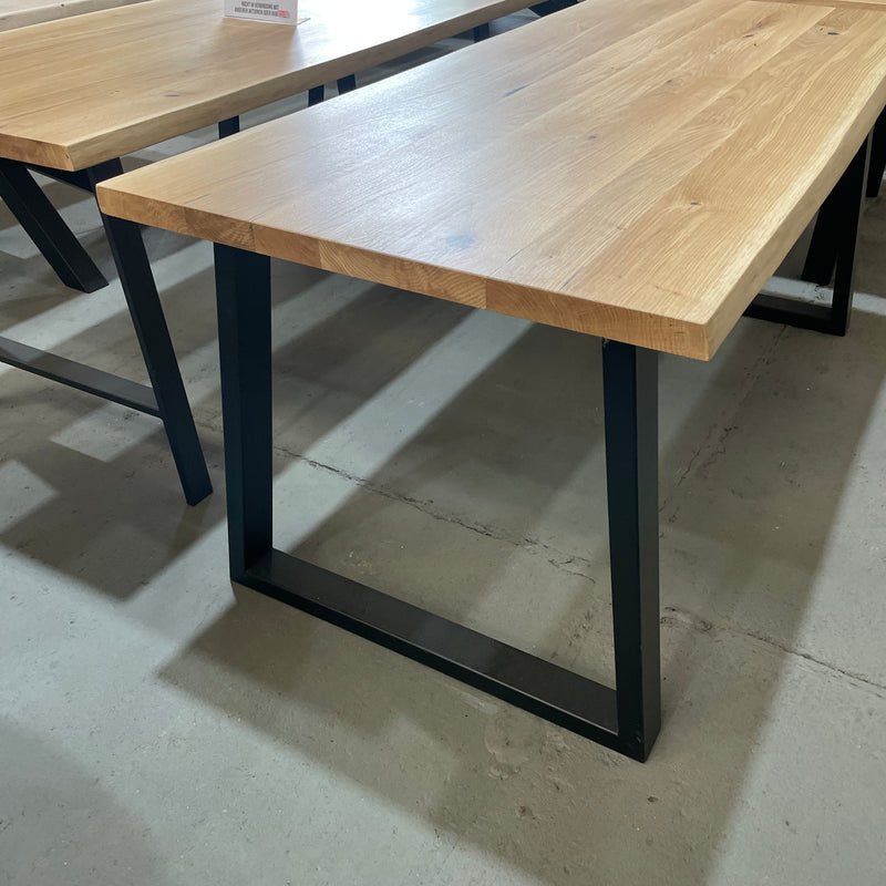 (Ausstellungsstück) Massivholz Tisch | Tischplatte: 180x80x4cm | Holzart: Eiche | Art Baumkante: natürliche Baumkante  | Finish: Hartwachsöl | Code: VK-G02 | Standort: Vintique Berlin Köpenick