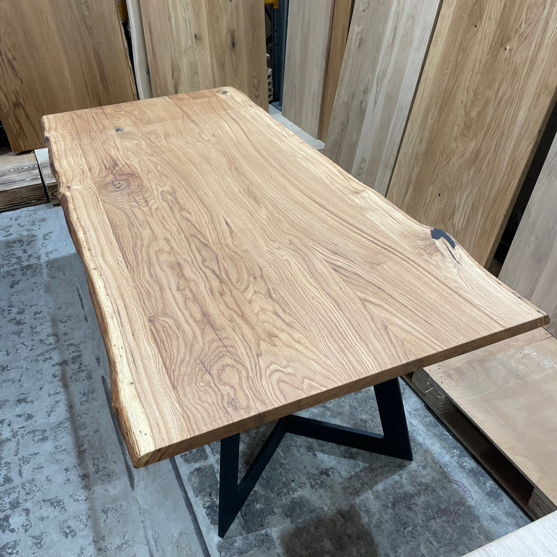 (Ausstellungsstück) Massivholz Tisch mit Ansteckplatte | Tischplatte: 220x100x76cm | Holzart: Eiche | Art Baumkante: natürliche Baumkante  | Finish: Hartwachsöl | Code: VK-G09 | Standort: Vintique Berlin Köpenick