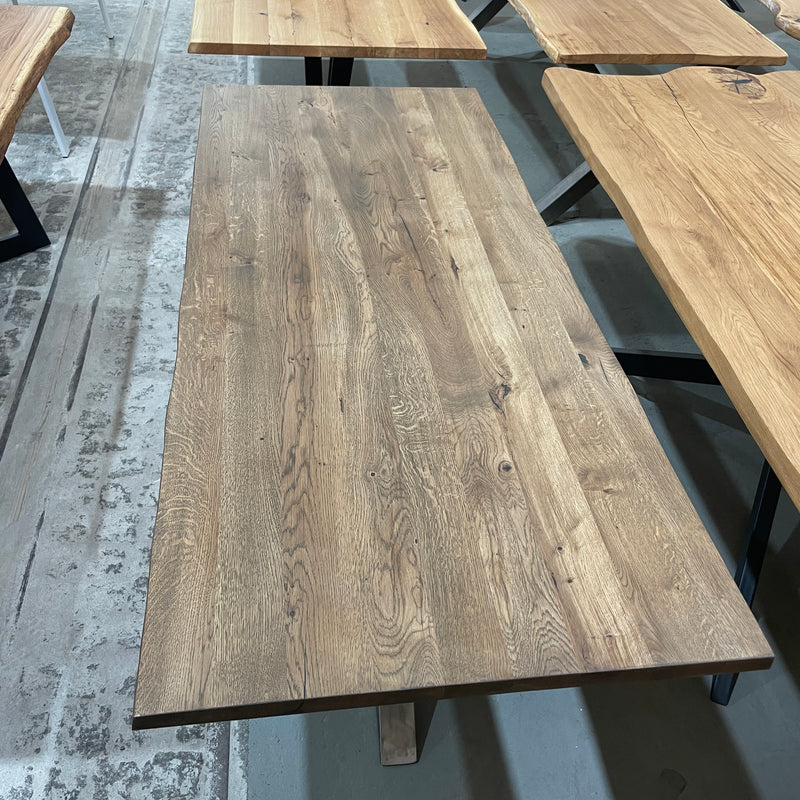 (Ausstellungsstück) Massivholz Tisch | Tischplatte: 200x85x4cm | Holzart: Eiche | Art Baumkante: natürliche Baumkante  | Finish: Charcoil Pigment Öl (Braun) | Code: VK-G10 | Standort: Vintique Berlin Köpenick
