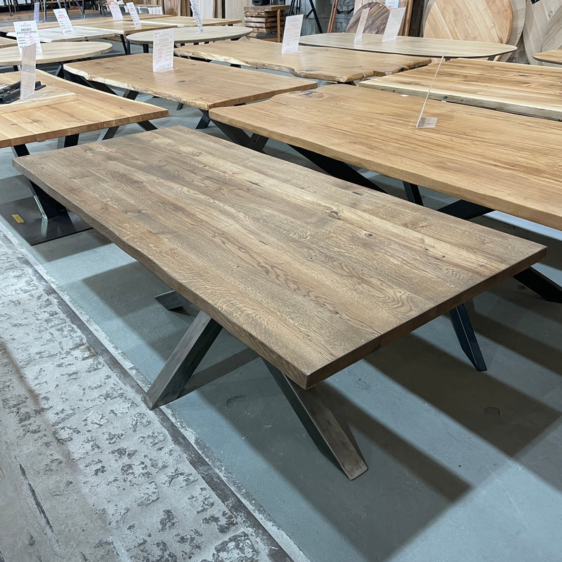 (Ausstellungsstück) Massivholz Tisch | Tischplatte: 200x85x4cm | Holzart: Eiche | Art Baumkante: natürliche Baumkante  | Finish: Charcoil Pigment Öl (Braun) | Code: VK-G10 | Standort: Vintique Berlin Köpenick