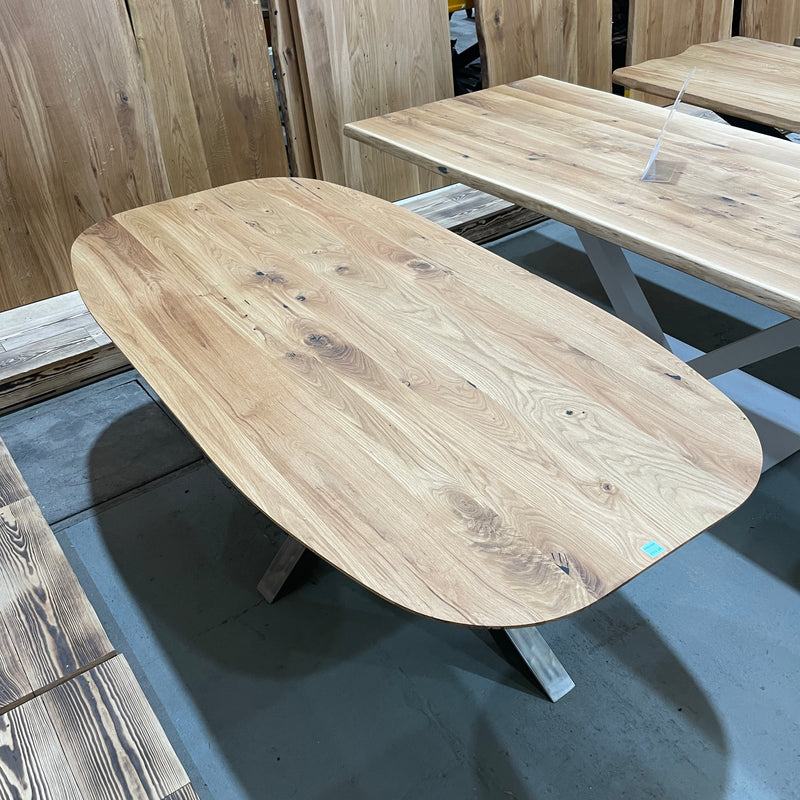 (Ausstellungsstück) Massivholz Tisch | Tischplatte: 200x100x2cm | Holzart: Eiche | Art Tischplatte: oval mit Schweizer Kante  | Finish: Hartwachsöl | Code: VK-G13 | Standort: Vintique Berlin Köpenick