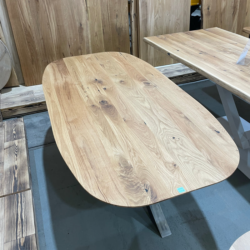 (Ausstellungsstück) Massivholz Tisch | Tischplatte: 200x100x2cm | Holzart: Eiche | Art Tischplatte: oval mit Schweizer Kante  | Finish: Hartwachsöl | Code: VK-G13 | Standort: Vintique Berlin Köpenick