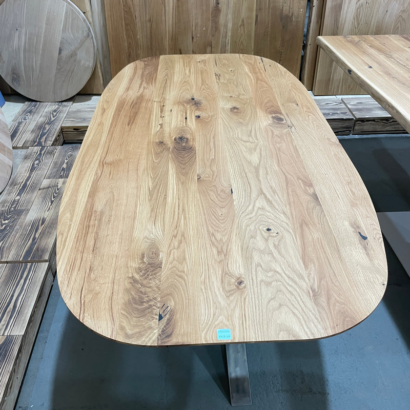 (Ausstellungsstück) Massivholz Tisch | Tischplatte: 200x100x2cm | Holzart: Eiche | Art Tischplatte: oval mit Schweizer Kante  | Finish: Hartwachsöl | Code: VK-G13 | Standort: Vintique Berlin Köpenick