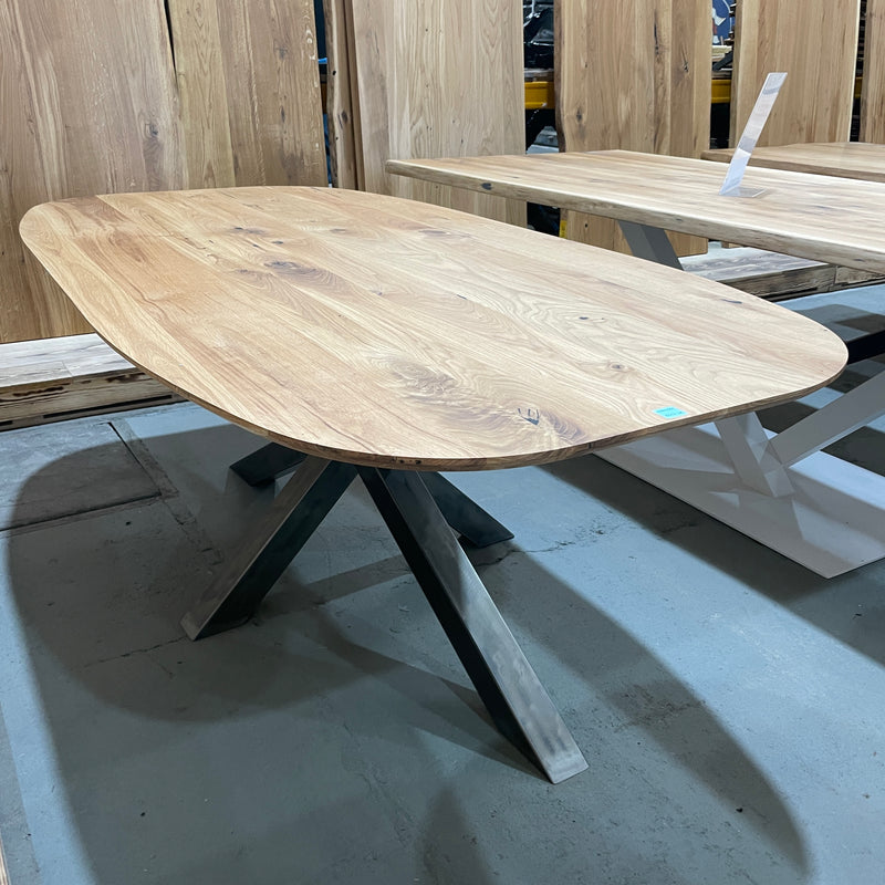 (Ausstellungsstück) Massivholz Tisch | Tischplatte: 200x100x2cm | Holzart: Eiche | Art Tischplatte: oval mit Schweizer Kante  | Finish: Hartwachsöl | Code: VK-G13 | Standort: Vintique Berlin Köpenick